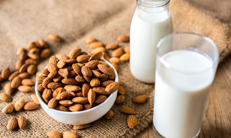 Lapte de migdale cu vanilie si scortisoara